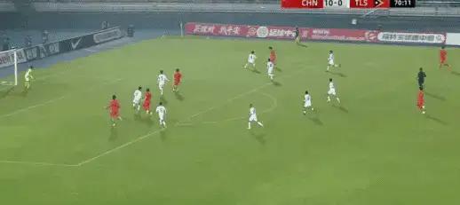 “U17国少再涌现出一个潜力新星”，20号赵松源。这个队员头球和抢点意识都属于