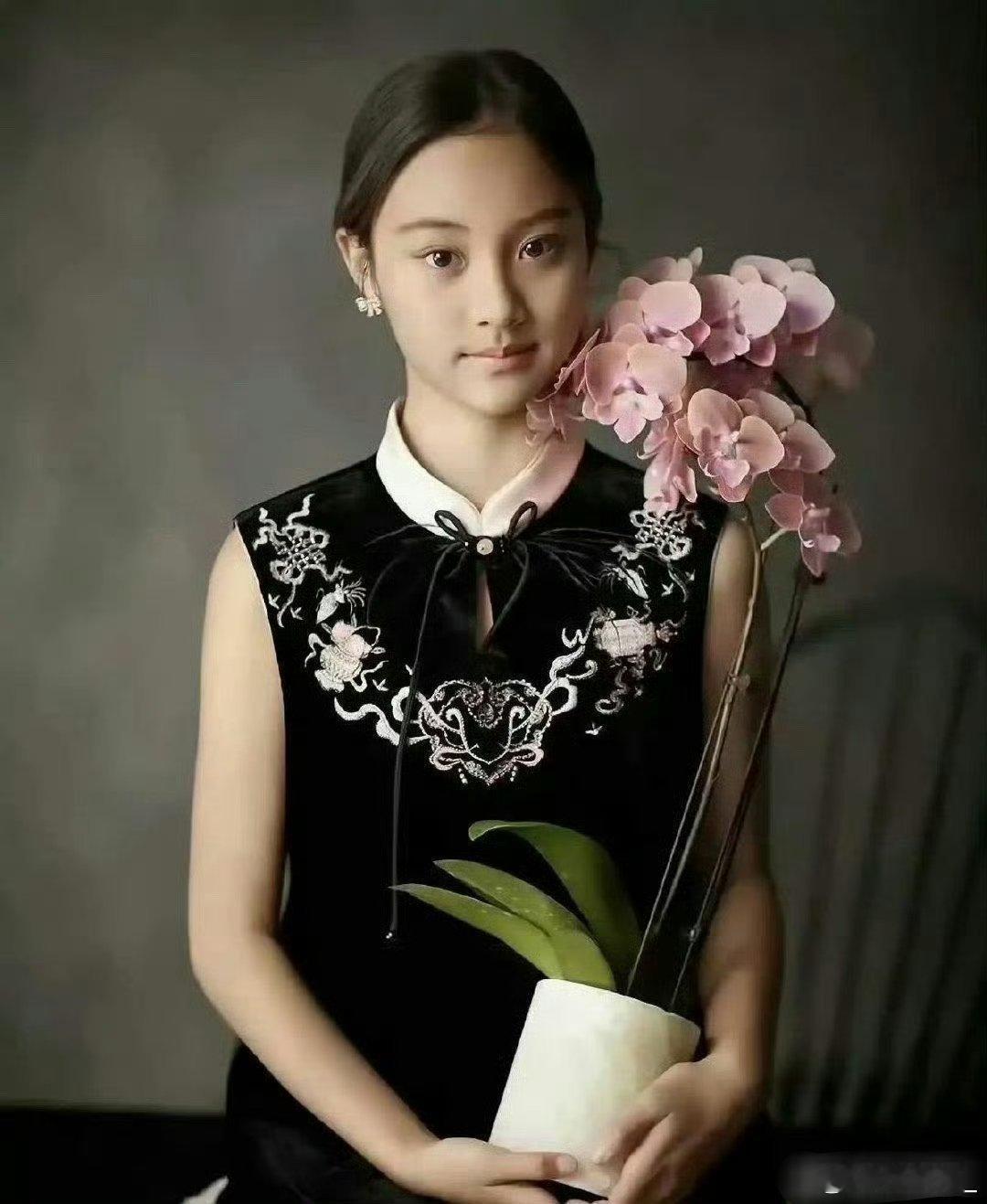 这简直长得一模一样甜馨一看就是亲生的，鉴定费都省了