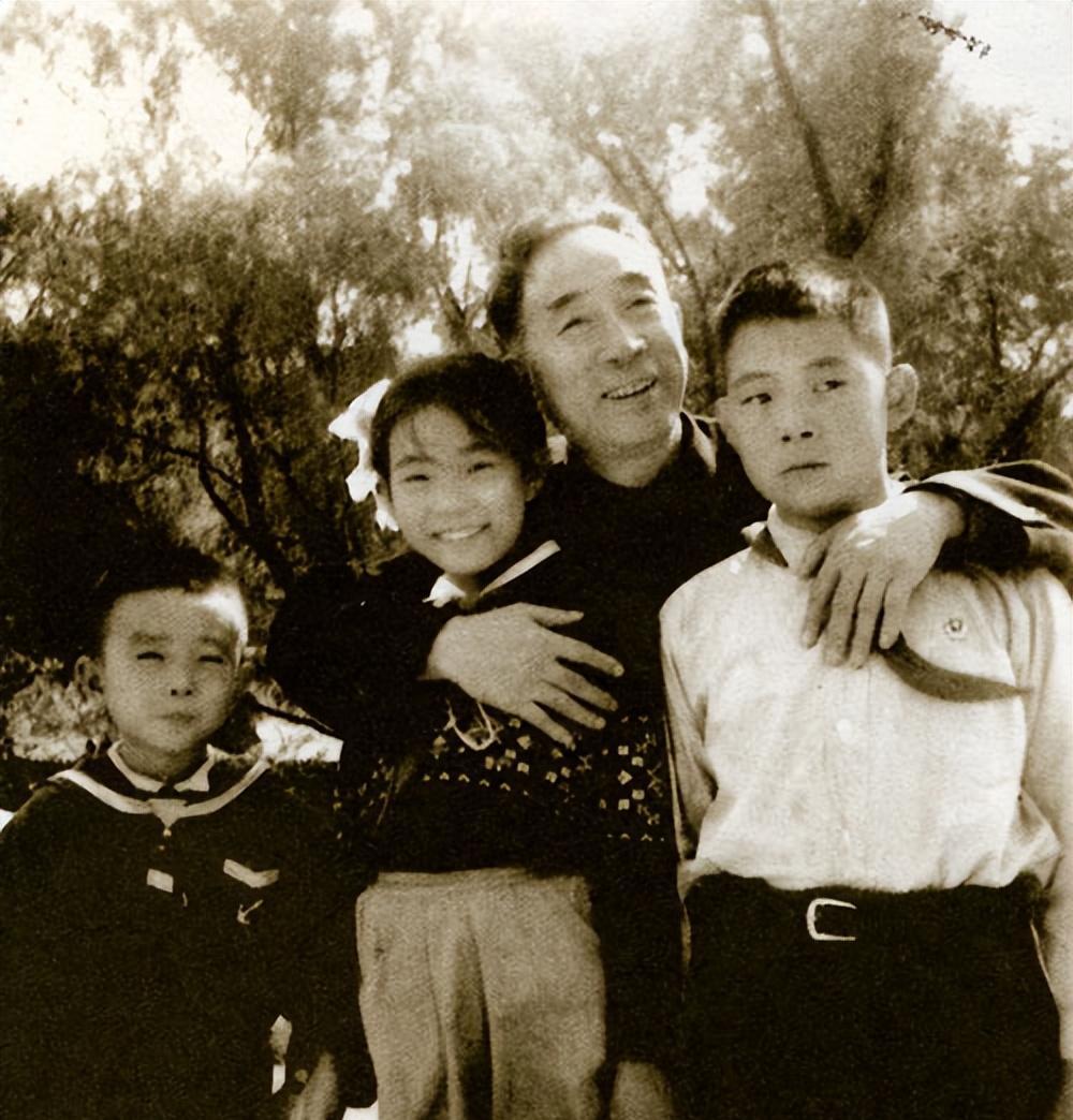 1955年，新中国举行了一场史无前例的大授衔。薄一波就是其中最具争议的人物之