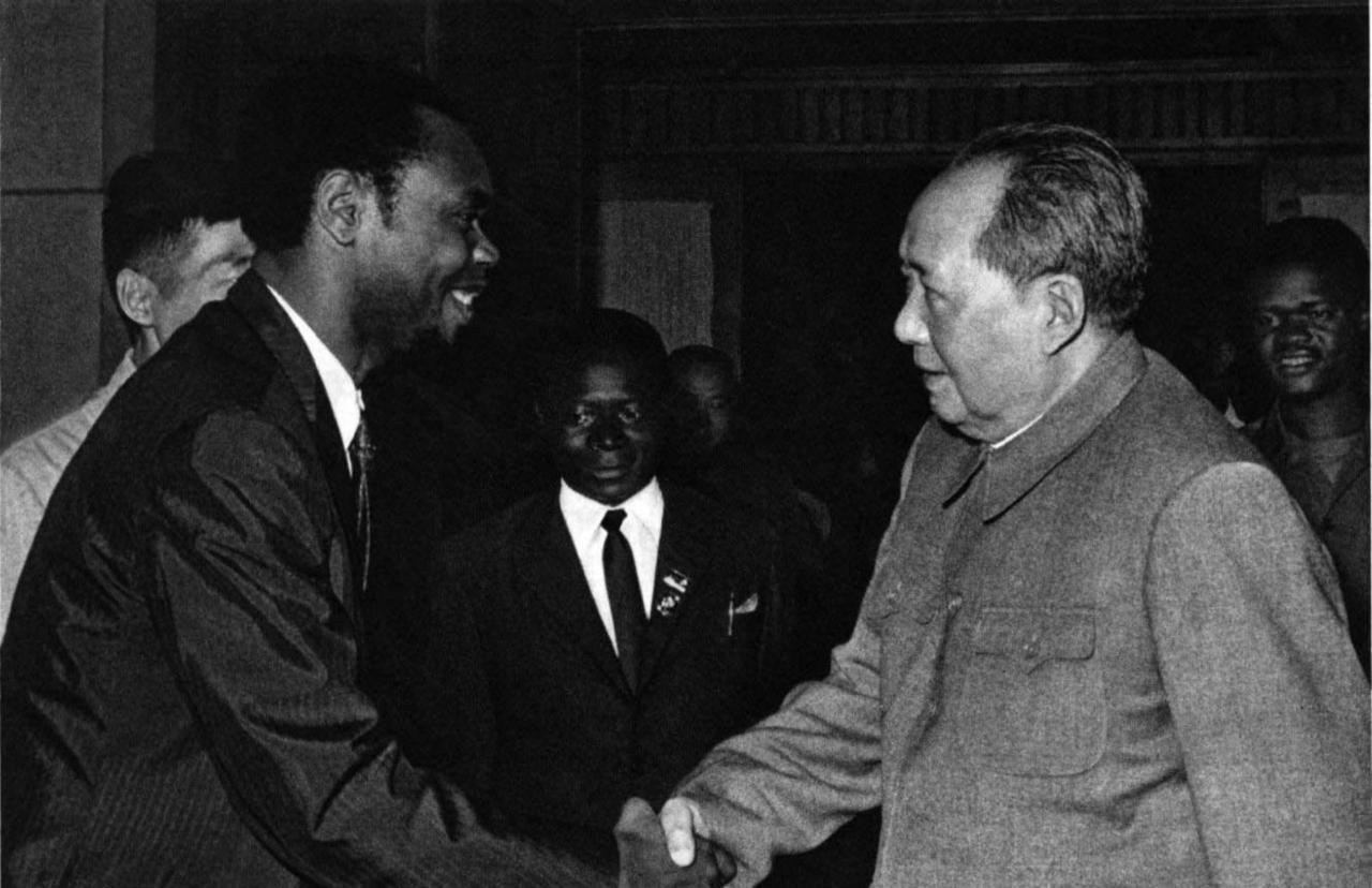 1967年10月3日毛主席说：我国干部官大薪水多，出门有汽车，架子也大。时间是