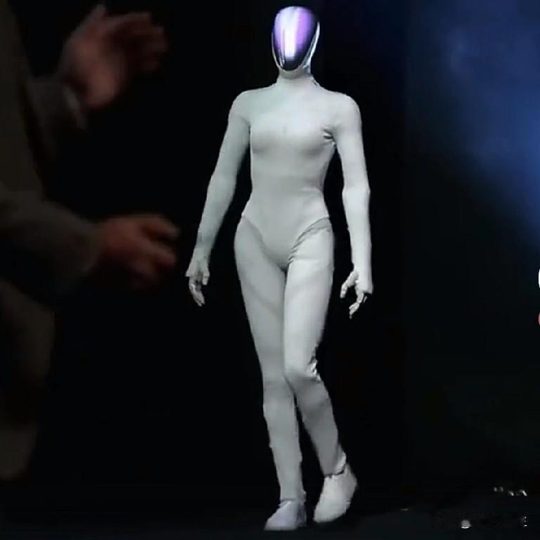 谣言是不一样的力量小鹏汽车的机器人走猫步太逼真了，一点机械感也没有，以至于谣言