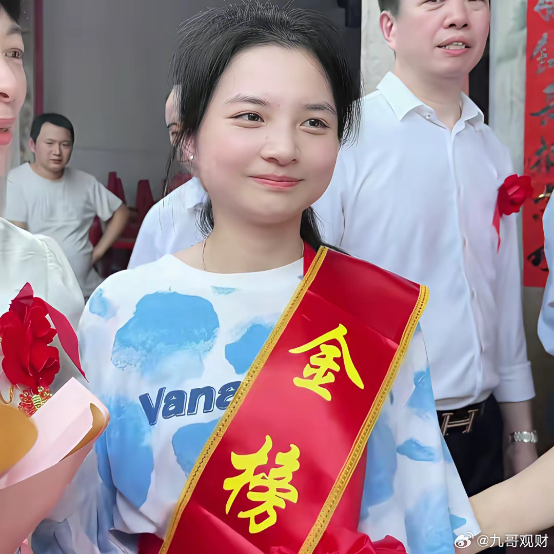 潮汕才女郑意考上北大，宗族为其举办最高规格的登科礼，背后有3大意义。1.三门大开