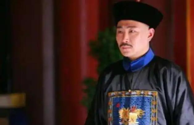 1748年，一个曾被乾隆亲口称为"西南屏障"的男人，被铁链锁着押进了京城。 
