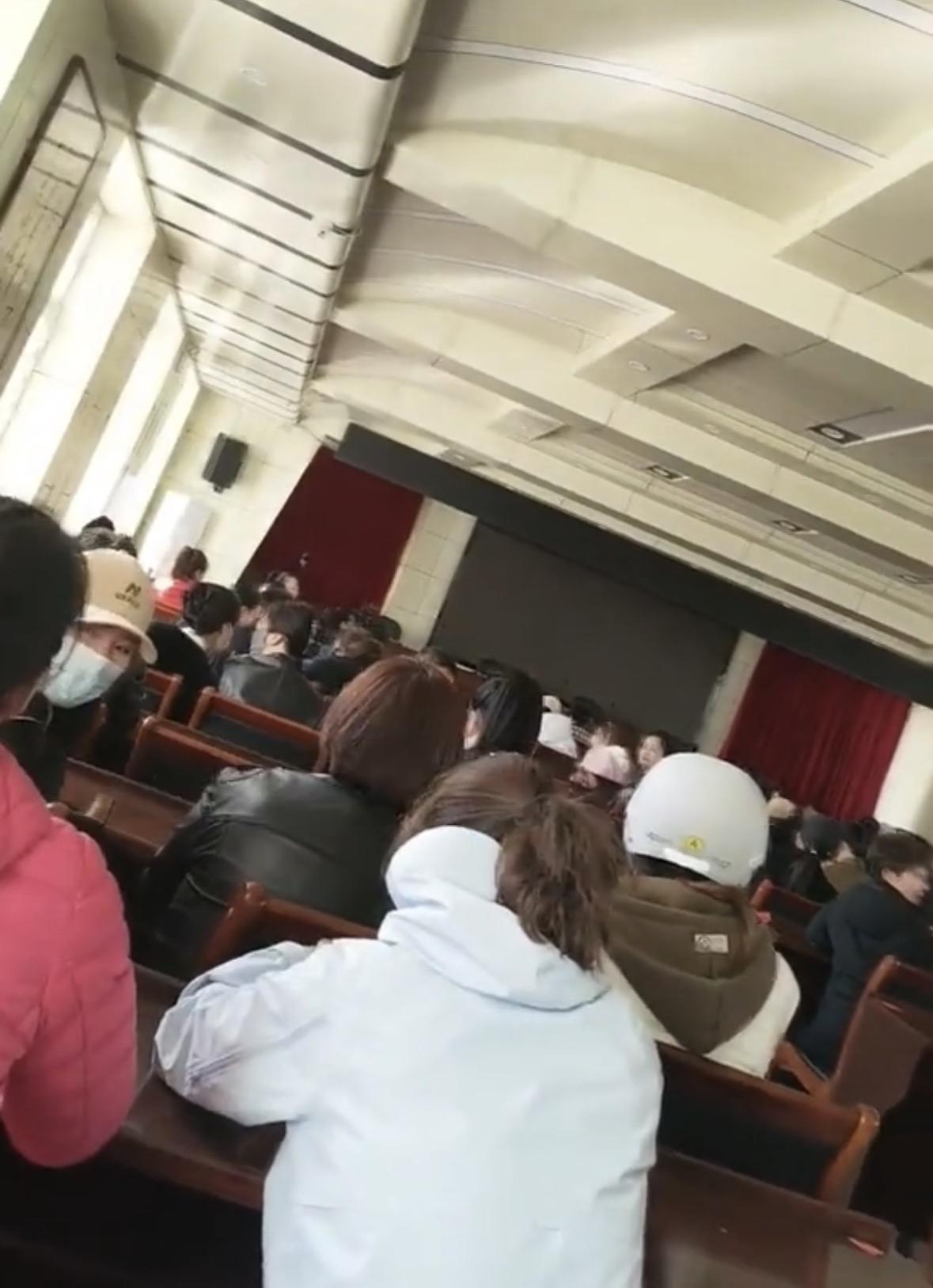 家长反映希望学校回归周末自习日，当地教育局回复按国家政策来实施双休。部分家长