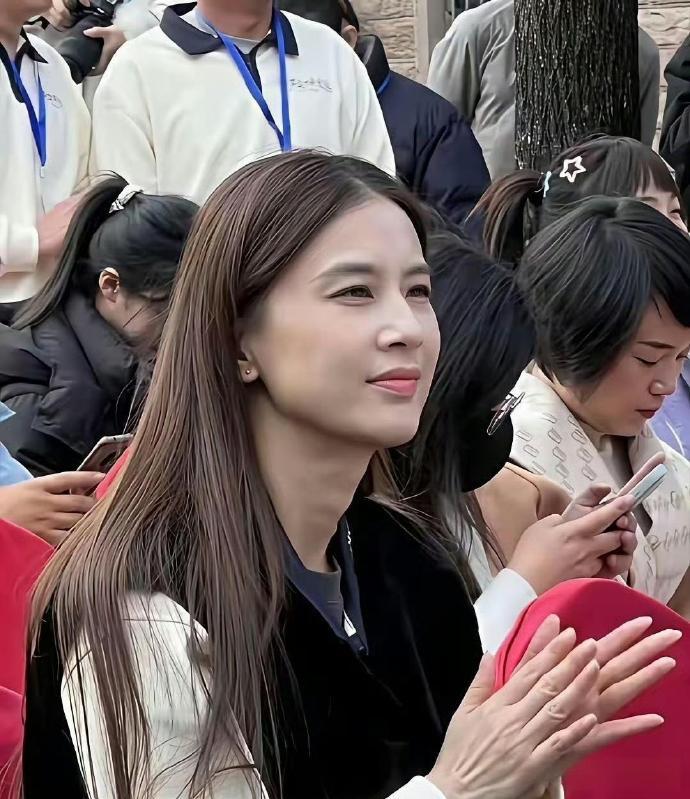 黄圣依虽然已经42岁了，但看起来真的像刚毕业的大学生一样。