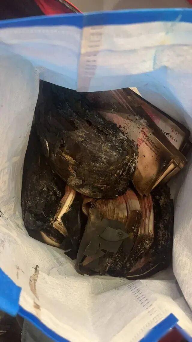 家里烧光了近40万现金，老人多年不存银行，残币碳化粘连，银行15天抢救出27万