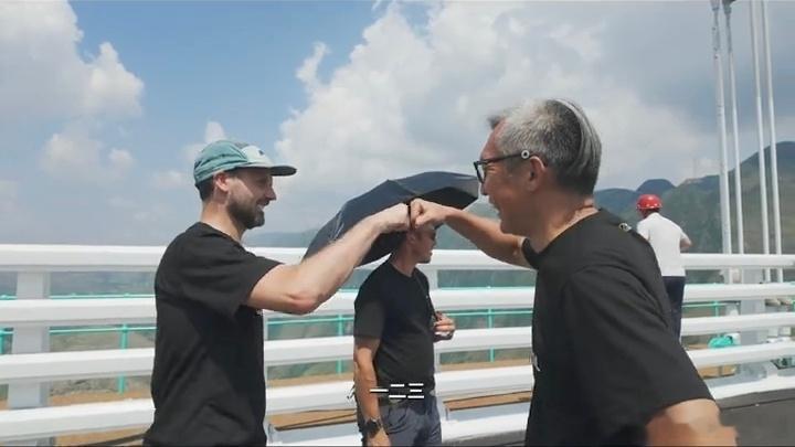 国家地理摄影师在贵州挑战空中摄影跟着顶尖摄影师的视角直上云霄，看万峰林和梵净山