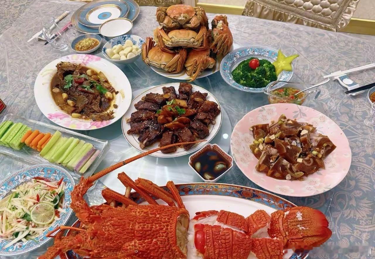 关晓彤的春节家宴也太日常了，菜样好少，看来明星家庭都很严格要求自己，哪怕过节也不