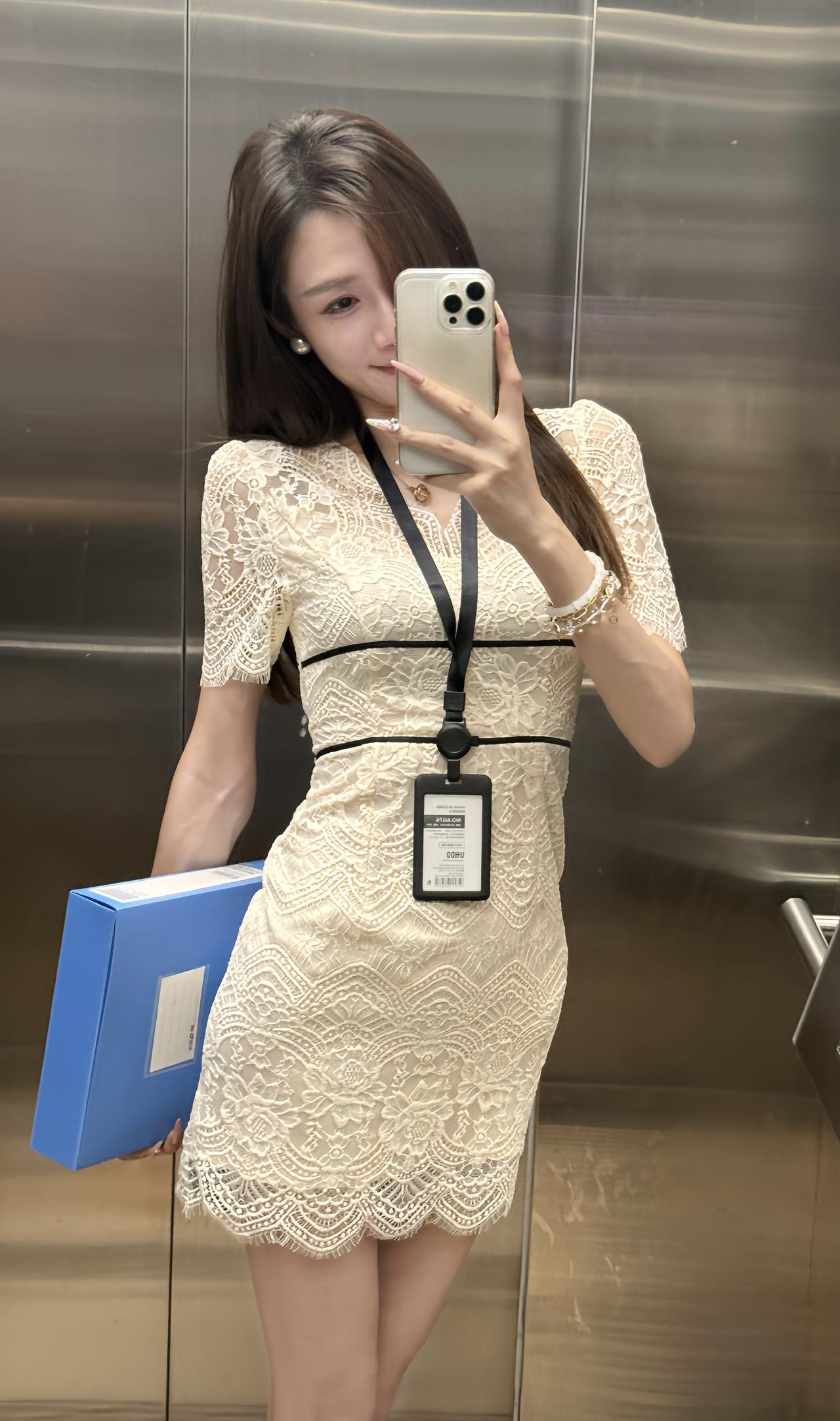 正常穿搭推荐，无不良引导。今日穿搭推荐是精致通勤风，细节满满：•核心单品