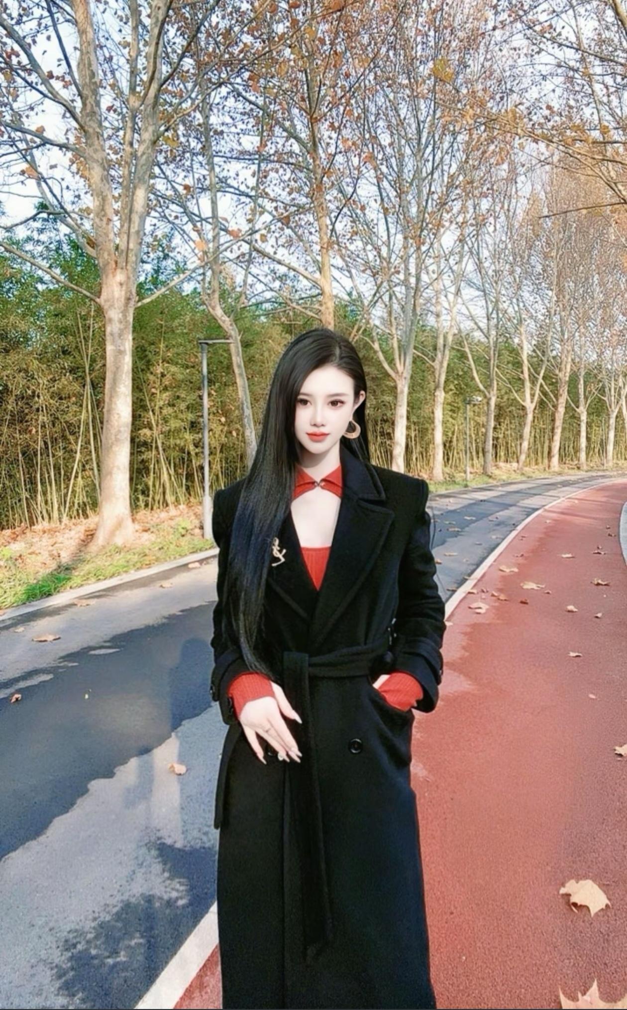 好亮眼的大红裙