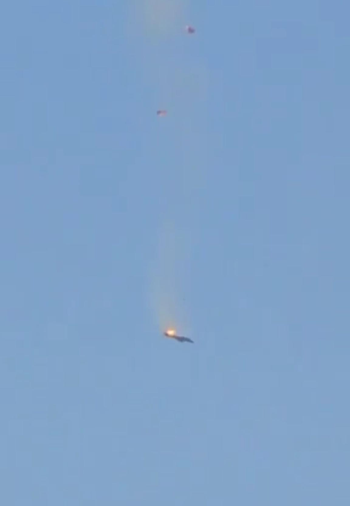 一架F-15双座战斗机在科威特上空被击落，两名飞行员选择了弃机跳伞，随后他们被科