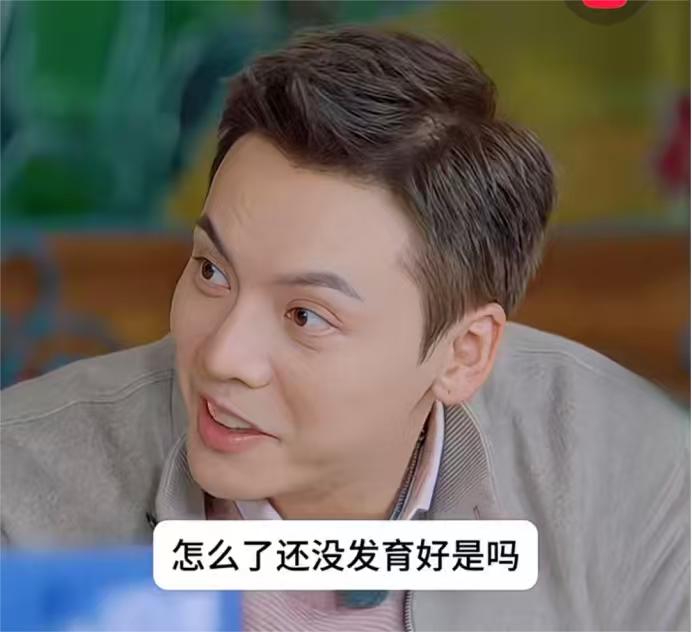 贾冰：“今年体检，身体就跟小孩一样。”陈伟霆：“怎么了？还没发育好是吗？”