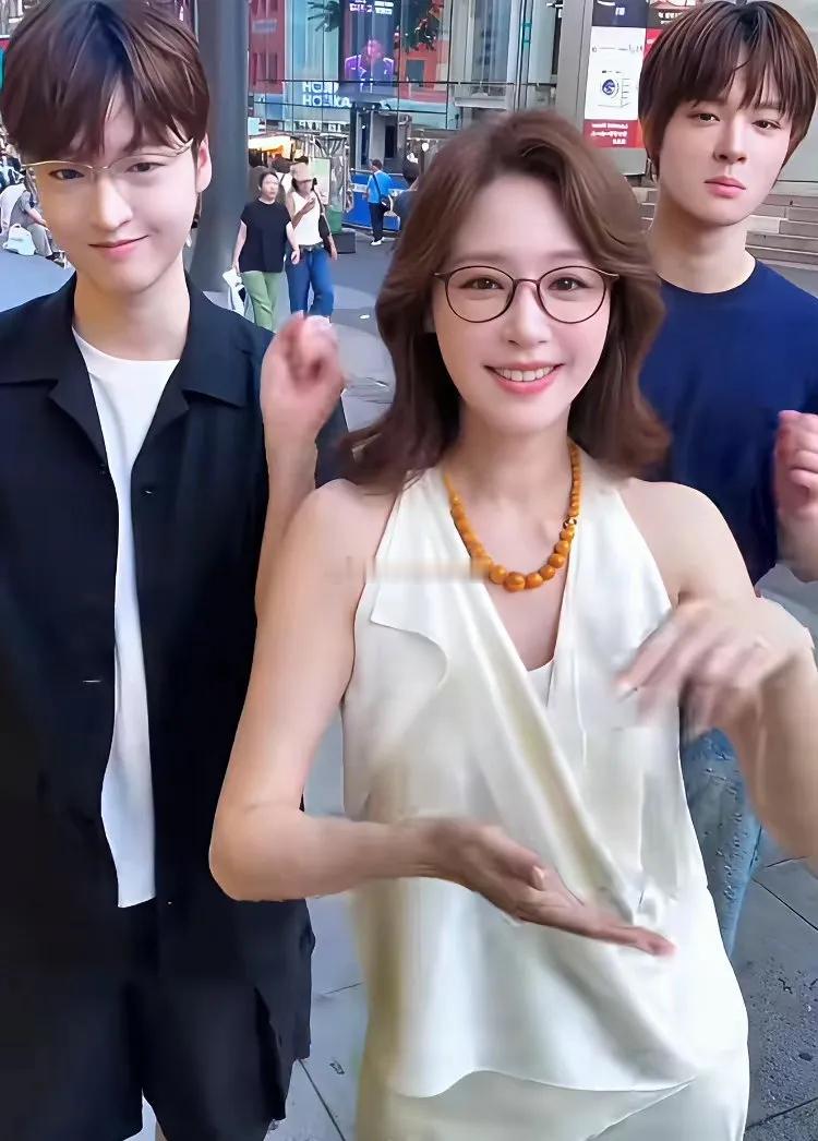 马景涛和吴佳尼的两个儿子，大的随爸，开朗爱笑，小的随妈，有点酷，吴佳尼离婚后一个