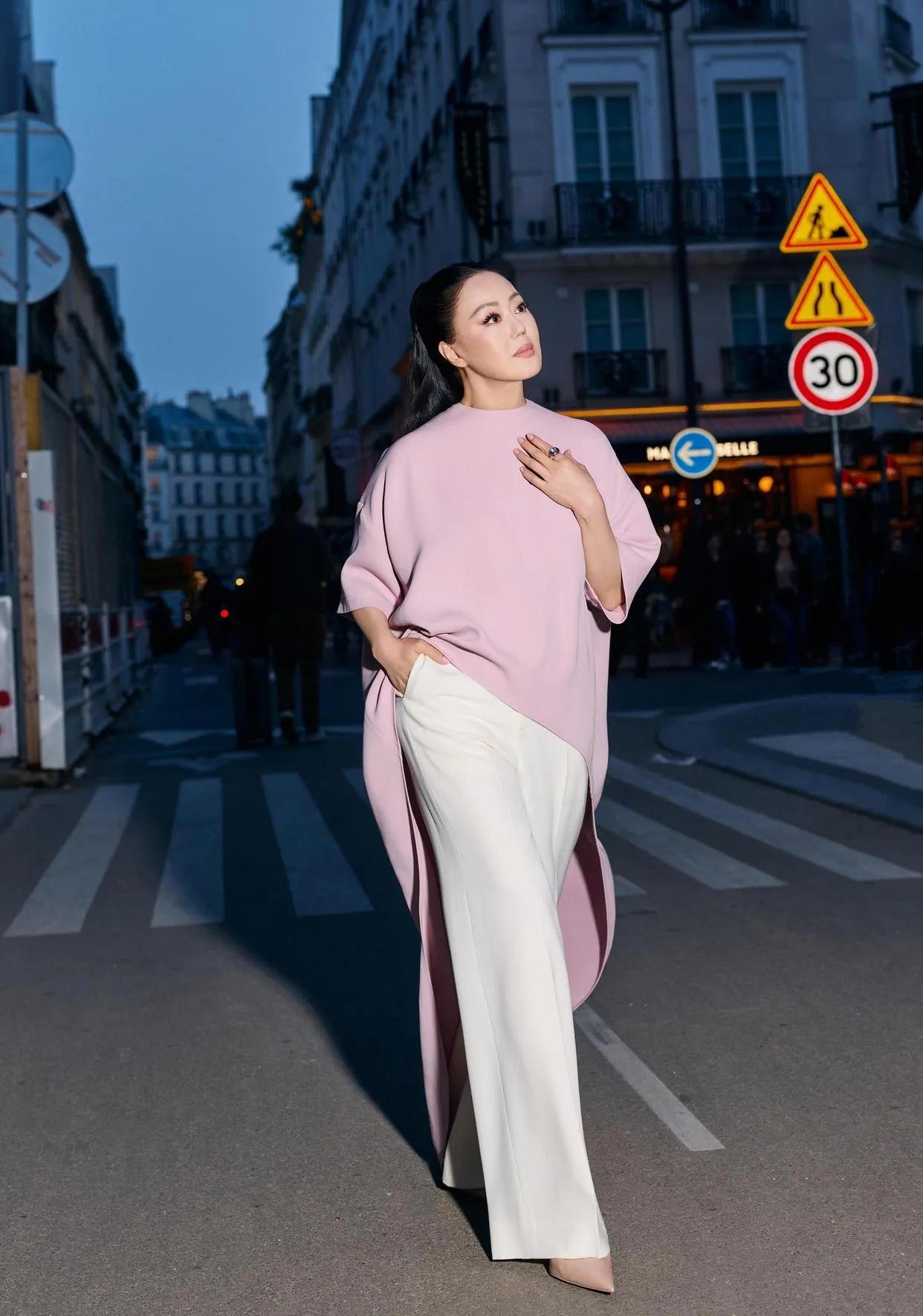 章小蕙这一身真的把“优雅减龄”玩明白了！粉色不规则上衣+白色阔腿裤，温柔又大气
