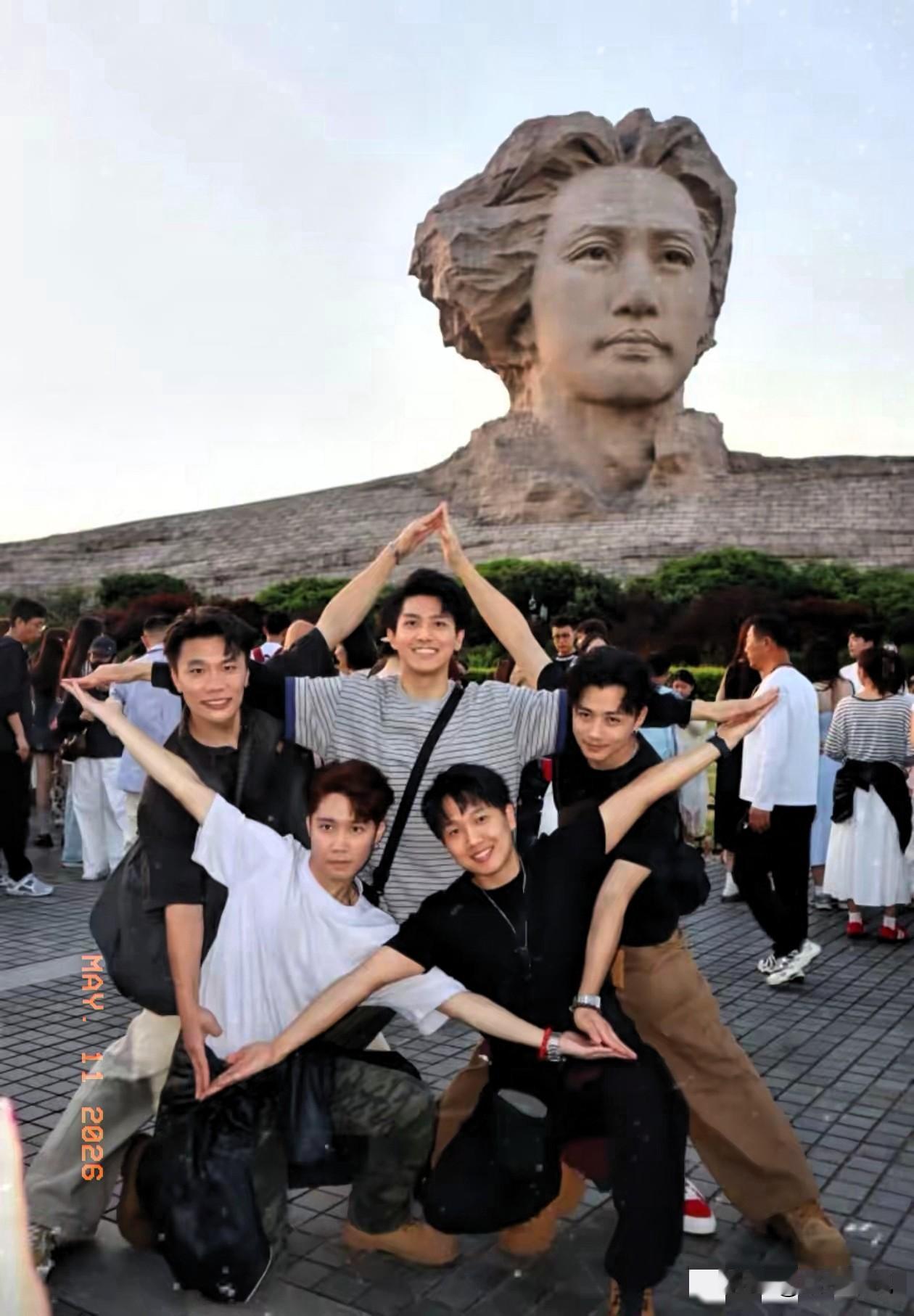 湘江橘子洲头，五个年轻人创意无限，摆出五角星拍照打卡，致敬我们的教导员，自主想起