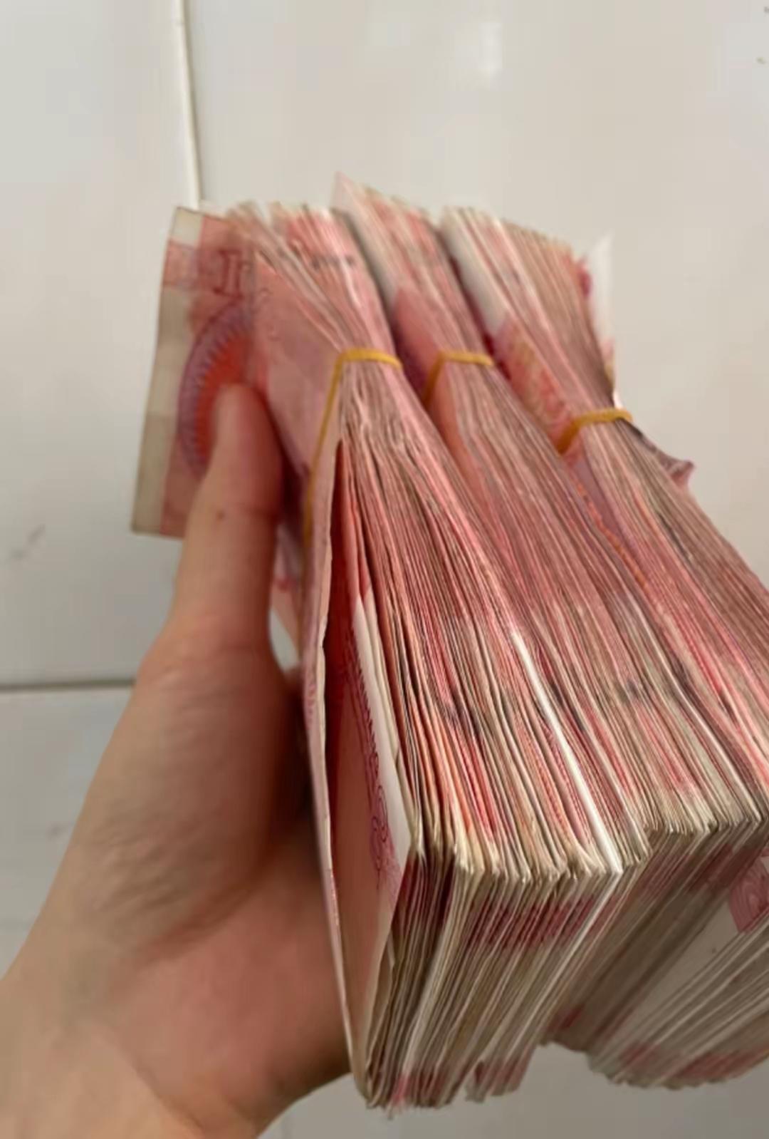 我儿子昨天和他爷爷打电话说，马上快开学了，想买两身李宁的篮球运动套装和鞋子，还想
