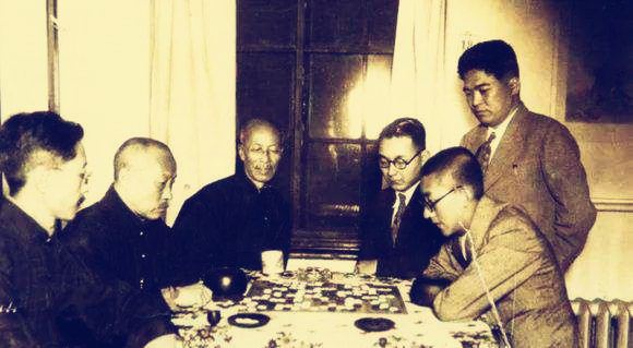 段祺瑞酷爱下围棋，身边人老让着他，他就找了一个11岁的小男孩去对弈，结果被小孩杀