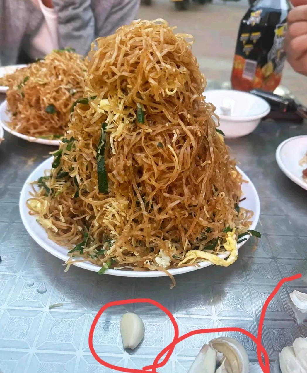 我们大河南人有多实在？你来饭馆儿吃碗炒面就知道。看这一大盘子炒面，才8元钱