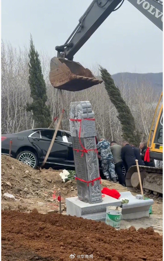 【#民政局回应用真奔驰车陪葬#】#律师称用真车当陪葬品涉违法#近日，一则关于“