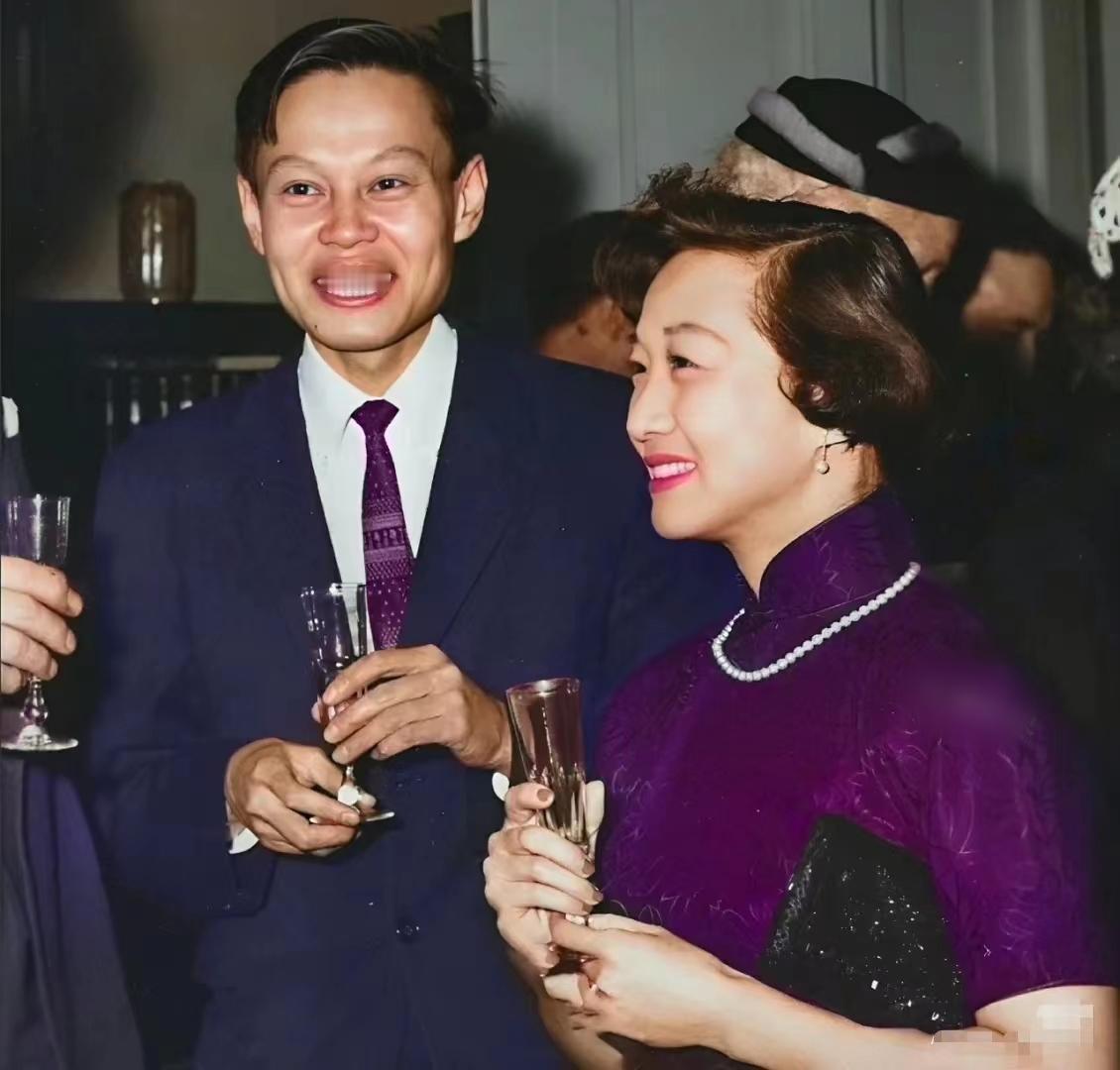 这是1957年杨振宁先生获得诺贝尔物理学奖后，和夫人杜致礼一起出席庆功宴时留下的