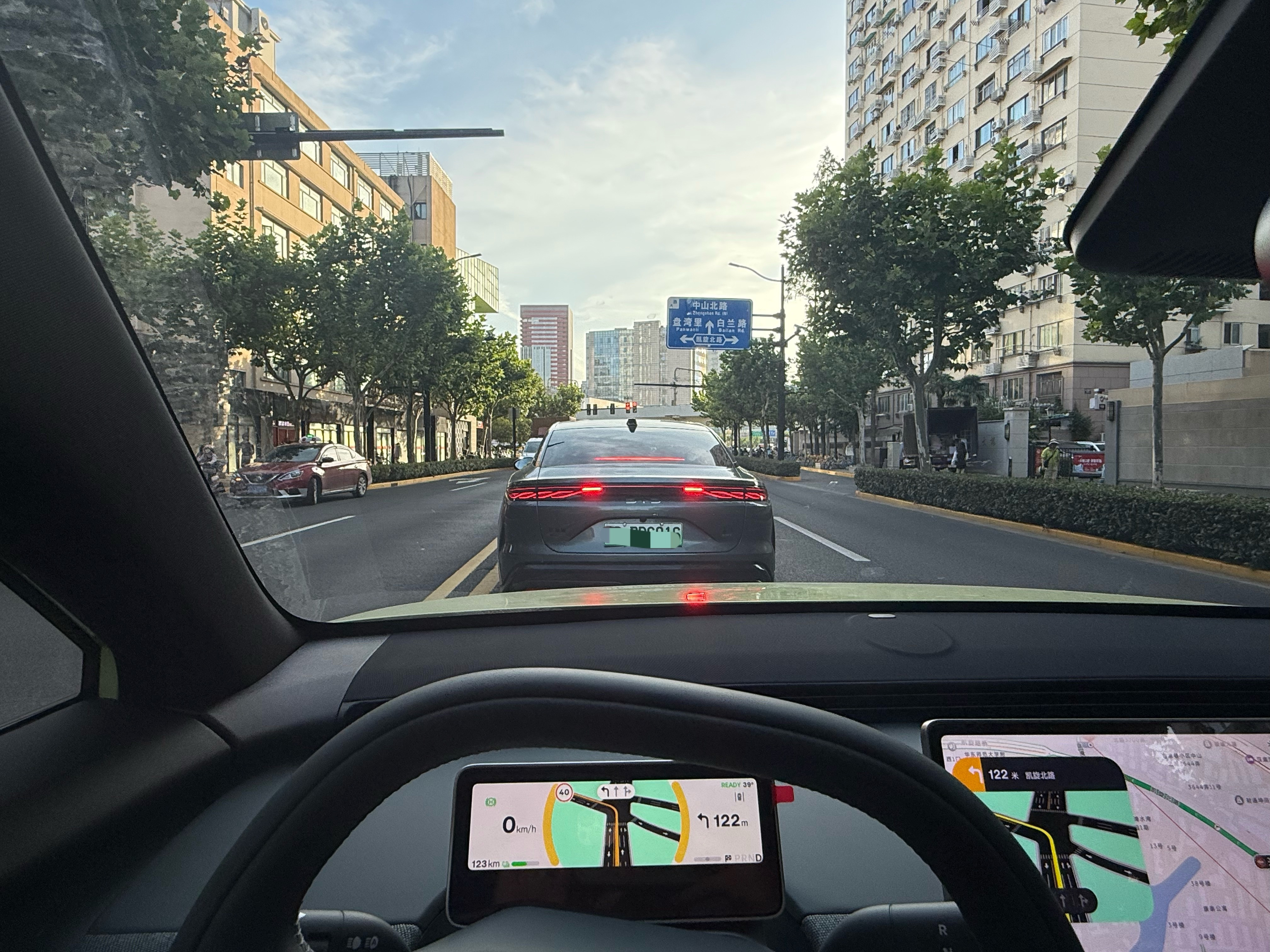 偶遇了一个开着智驾的汉L。疯狂追上一看是我王。新能源大牛说​​​