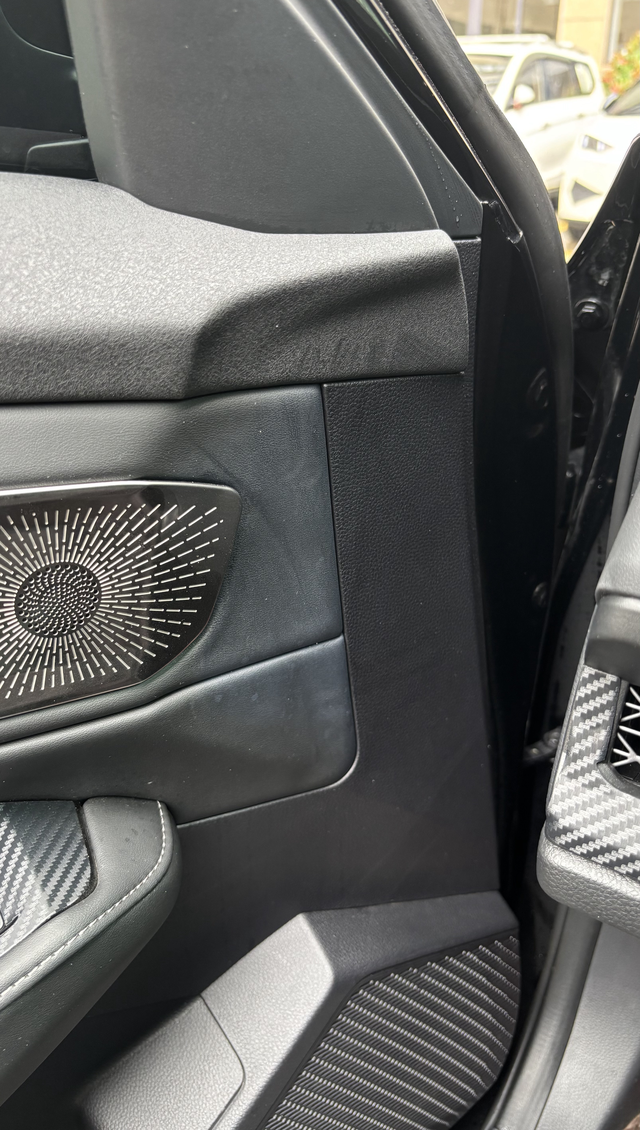 主驾驶靠近车机的位置出现青蓝色这是怎么回事？塑料板掉色？