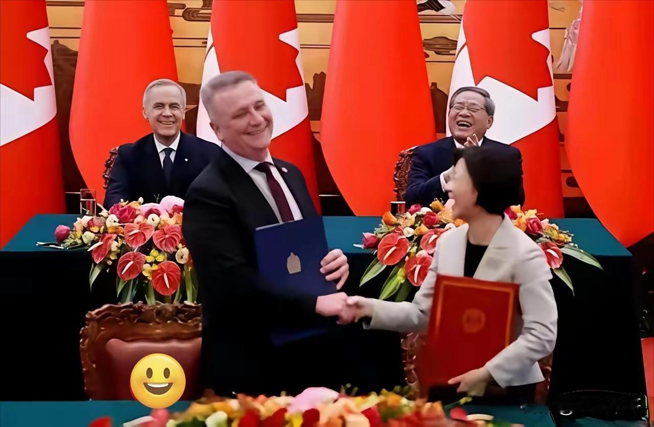 谁懂啊！新加坡《联合早报》这张抓拍图，直接把“外交名场面”拍成了“搞钱狂喜现场”