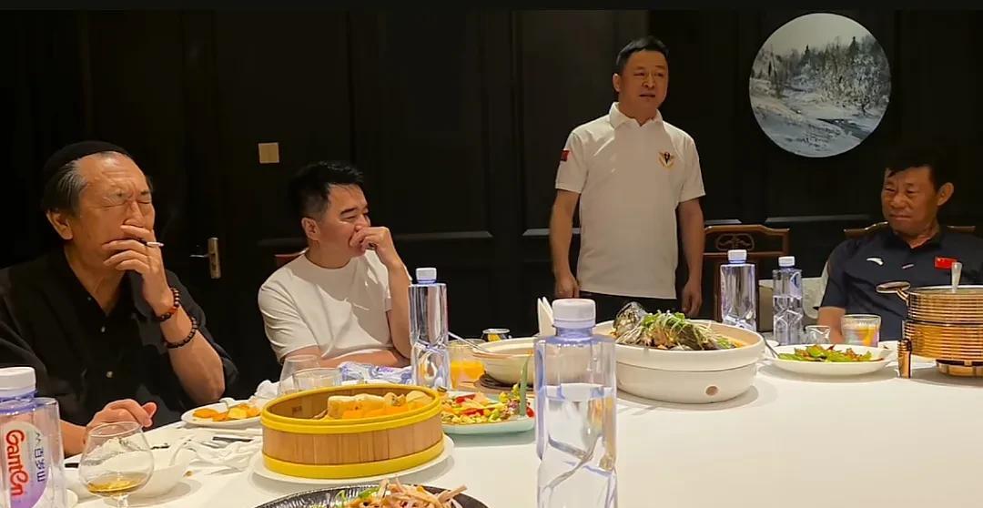 老戏骨许亚军、毕彦君、杨清文、王奎荣等人聚餐。毕彦君在饭桌上吞云吐雾，看坐在他旁