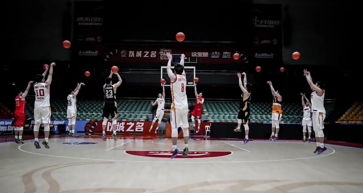 丁彦雨航退役丁彦雨航重返山东主场，将自己所有的球衣都展示出来，含泪回顾了自己30