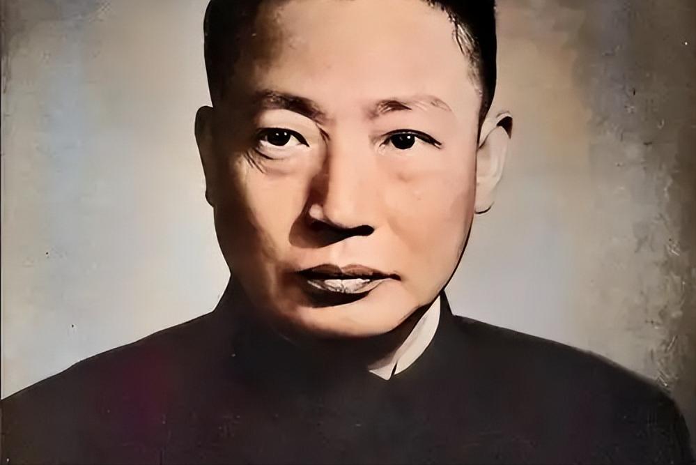 1948年8月，毛人凤得知亲信戚再玉、张亚民被抓后，打电话让淞沪警备司令部放人，