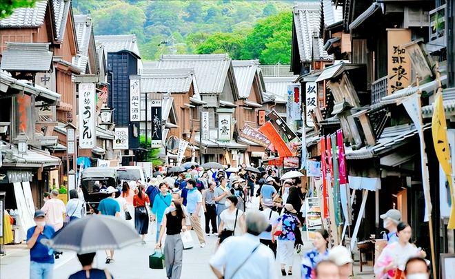 日本人现在吃定中国人了。不管日元涨多少，不管日本政府怎么挑衅，照样有一大群人往
