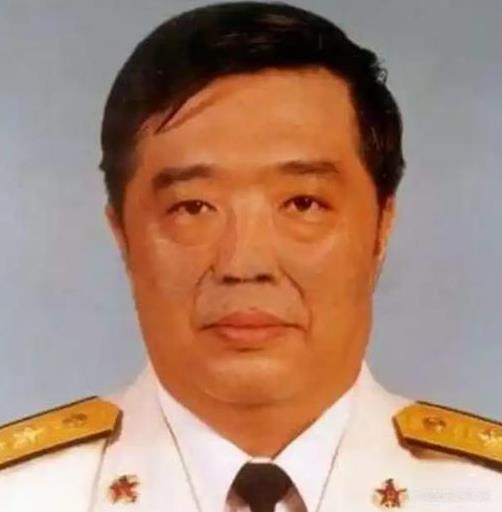 1998年，香港，贺龙之子贺鹏飞，看四下没人，闪身冲进一间商人办公室，凑到那人耳