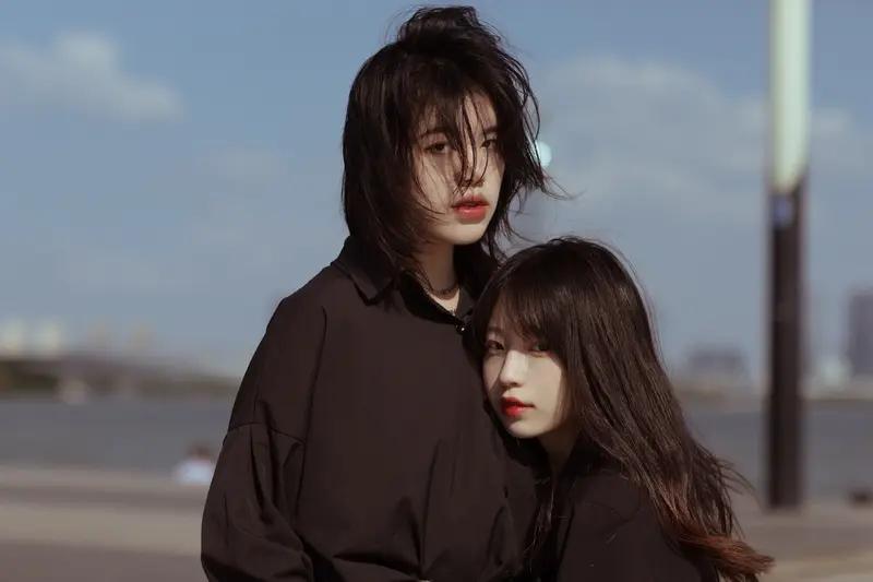 在婚姻中，不过分期待物质实在是太重要了。许多人一结婚就紧盯着房子、车子、票子，却