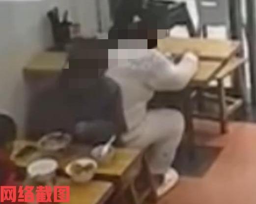 杭州面馆有女子为争座位而泼面他人。这里小伙在吃面的时候看到自己背后的女子不停