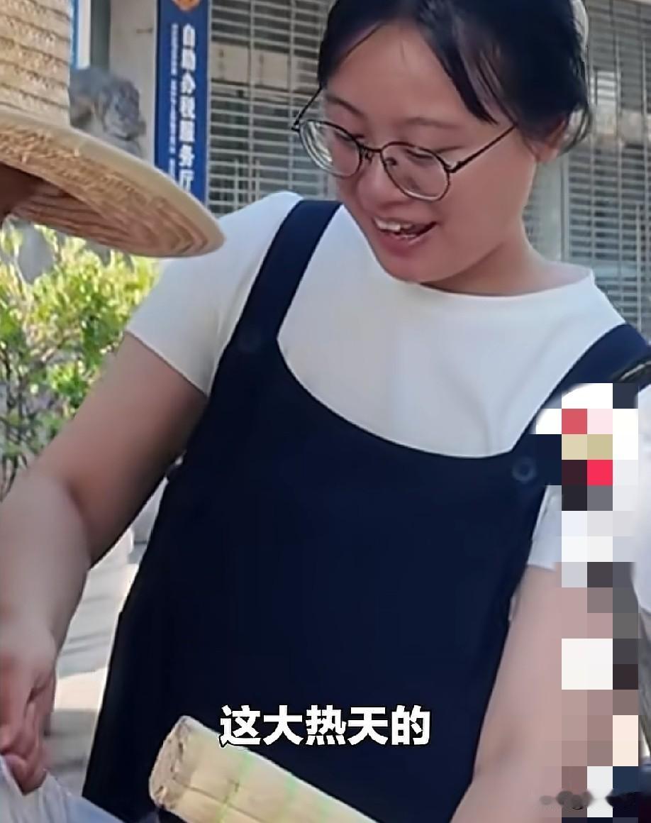 近日，湖北襄阳，一对00后新人举办“三无婚礼”，无婚庆，无婚车，无排场，用节省下