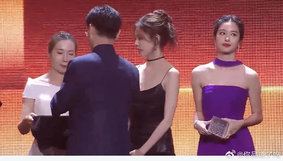 杨采钰领奖黑脸白眼，大概率是冲宋妍霏的C位之争🔥一、事件现场（2023芭莎年度