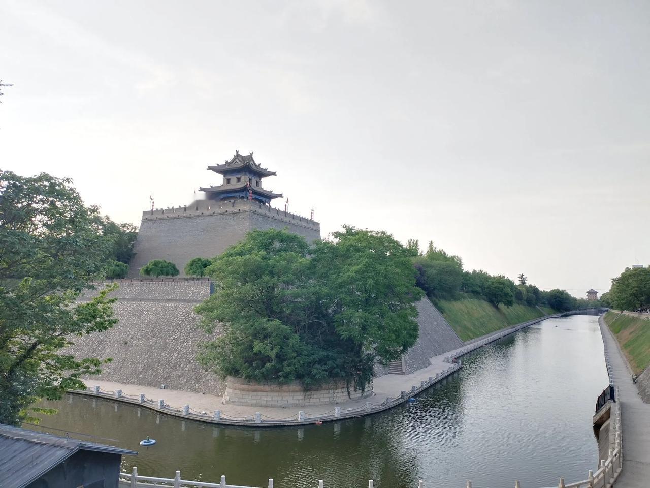 在国企，董事长就是太上皇，他的权利可太大了，首先他掌管着干部任免权，我们公司每年