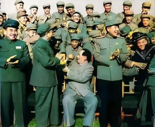 你看过毛主席笑得最开心的一张照片吗？1954年，一群穿着旧军装、胸前挂满奖章的
