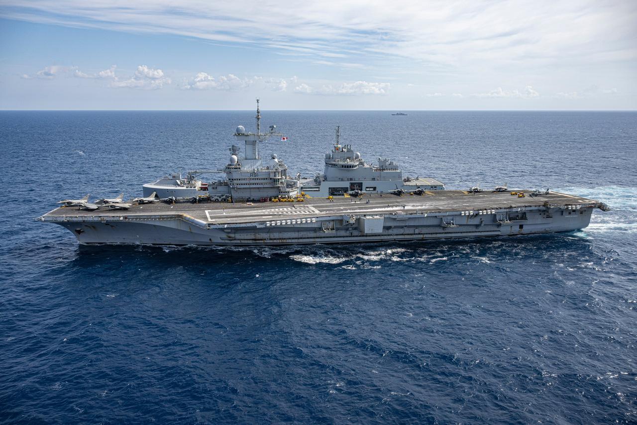 法国戴高乐航母弹射E2C预警机