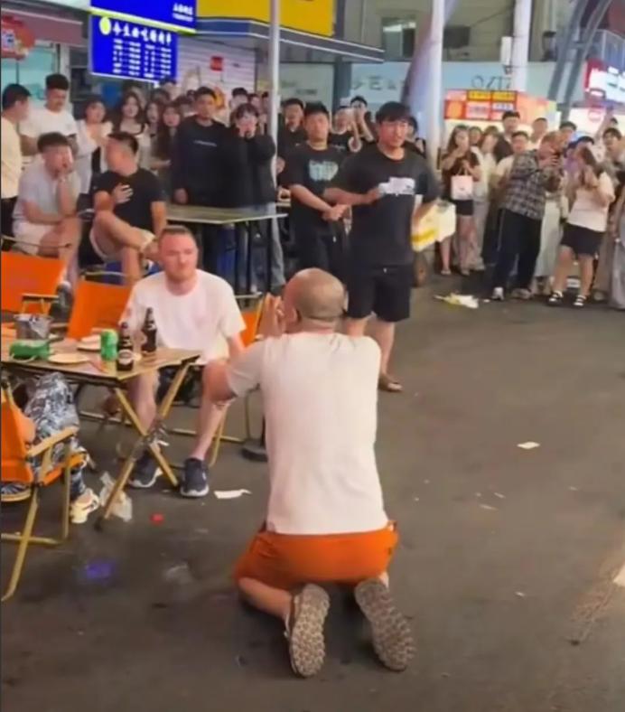 吉林，一男子当街给外国人下跪磕头，被围观群众怒喊“丢中国人的脸”，结果男子却理直