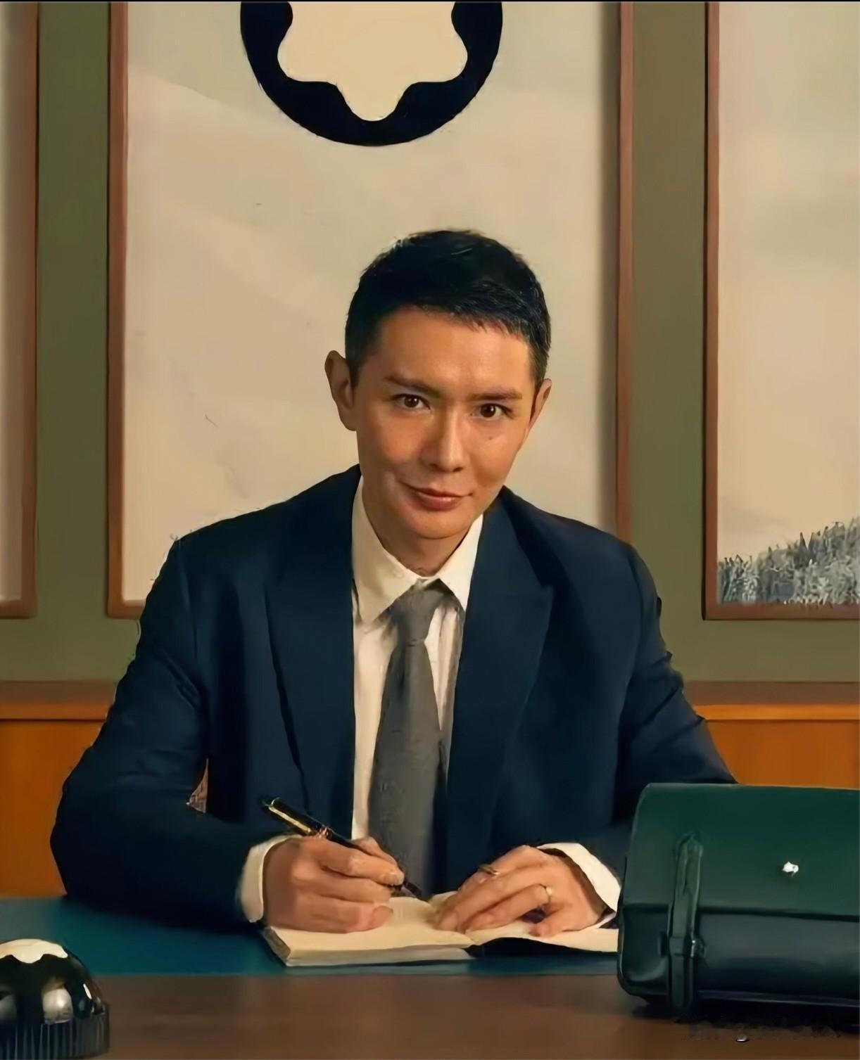 刘冲是一个非常聪明的人vogue盛典现场众星亮相，先是将杨幂安排到刘亦菲旁边，