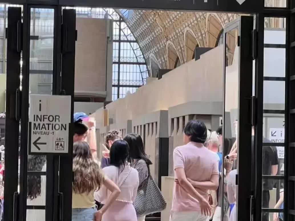 这还是我曾经的女神吗？伊能静和秦昊最近在巴黎被拍到一组街拍照。伊能静56