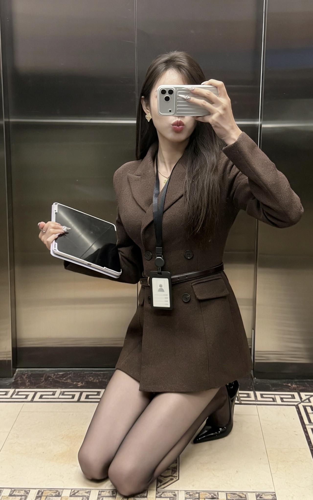 今日穿搭推荐：棕褐色收腰西装裙+打底裤+黑色高跟鞋的组合，风格是“轻熟职场风+精