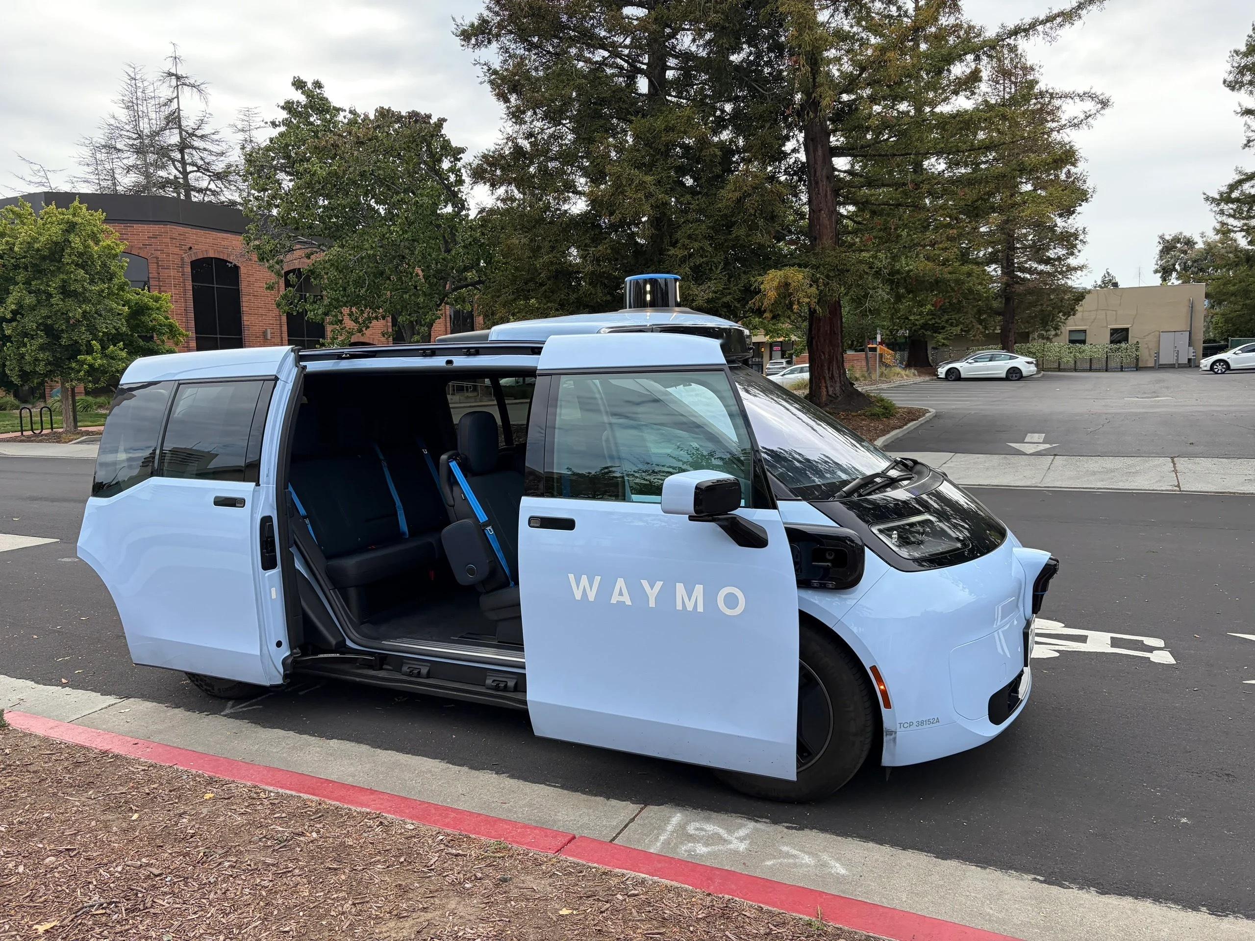 极氪MIX路试车被我找到了Waymo的无人出租车，搁美国路试呢PS：美国人