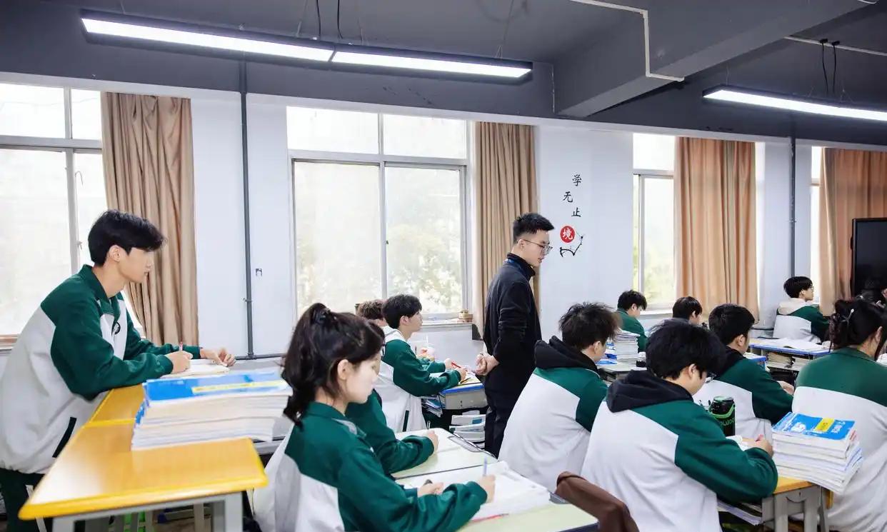 今年高考打击了谁？打击的是一些资本家！一直三令五申不允许补课，要给孩子减轻负担。