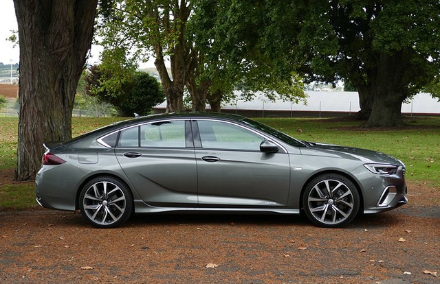 仅仅因为溜背和19寸轮毂，颜值差那么多难怪国内的君威GS看着总觉得怪怪的，不协