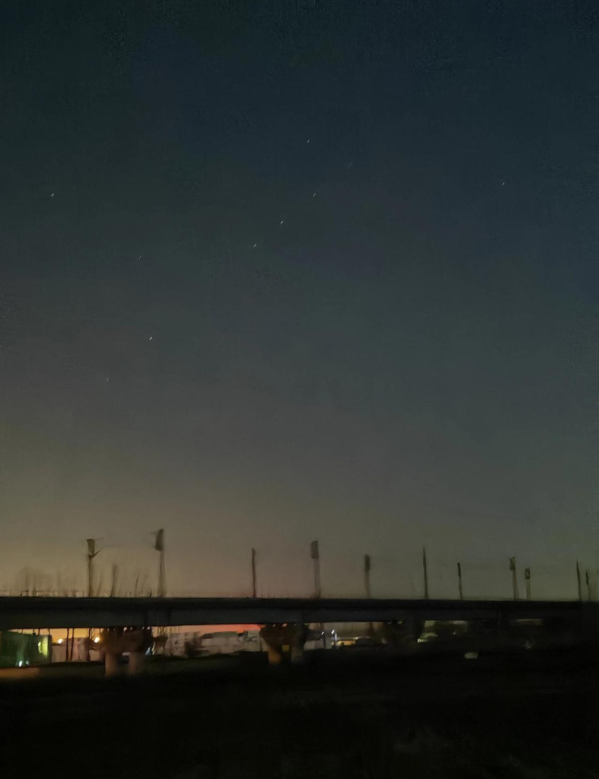 天空突然出现一排20多个不明飞行物，速度快得离谱，眨眼就没了。这玩意儿不像卫星