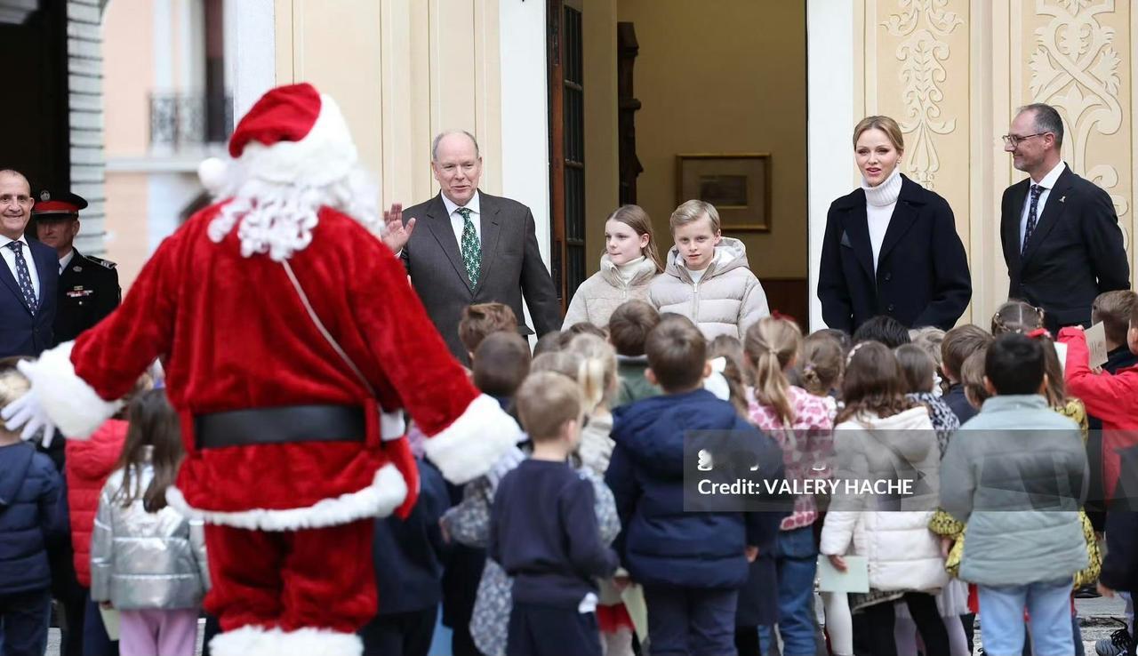 近日，夏琳王妃携儿女派发圣诞礼物🤩两个宝贝以米色系列盛装出现在街头，学