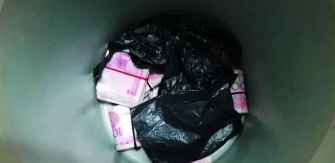 亏不亏心？河南，女子从银行取了40000元现金，清点无误后放在塑料袋中。结果女子
