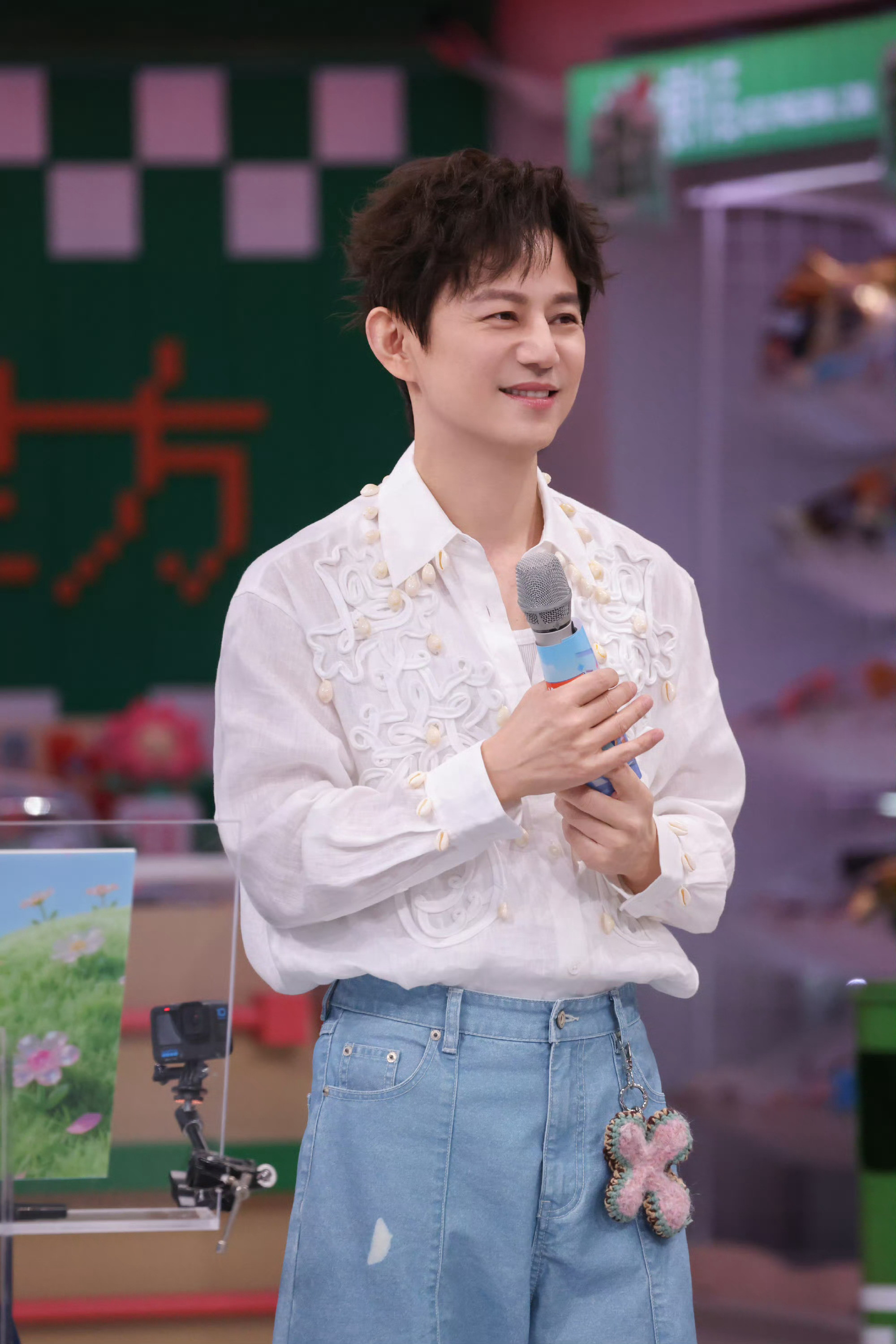 何炅看李小冉的眼神何炅李小冉她在闹他在笑氛围感直接戳心，妥妥诠释她在闹他在笑。